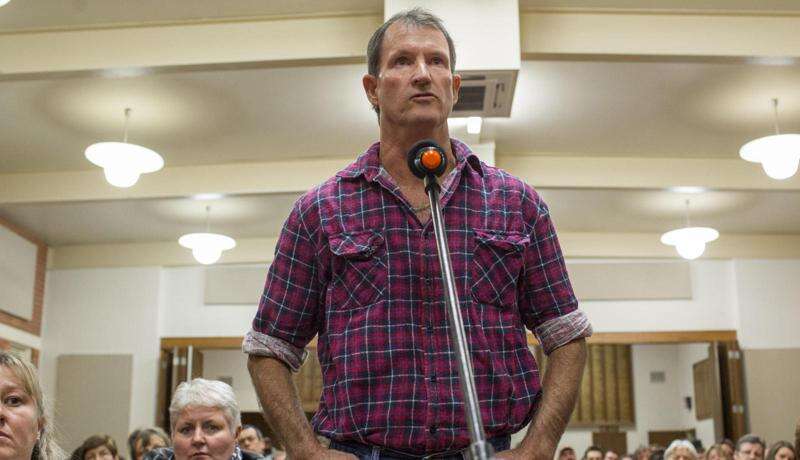 Wade speaking at public meeting at Shepparton - Fighting for Water, the environment and Family Farmers. PHOTO: Country News.